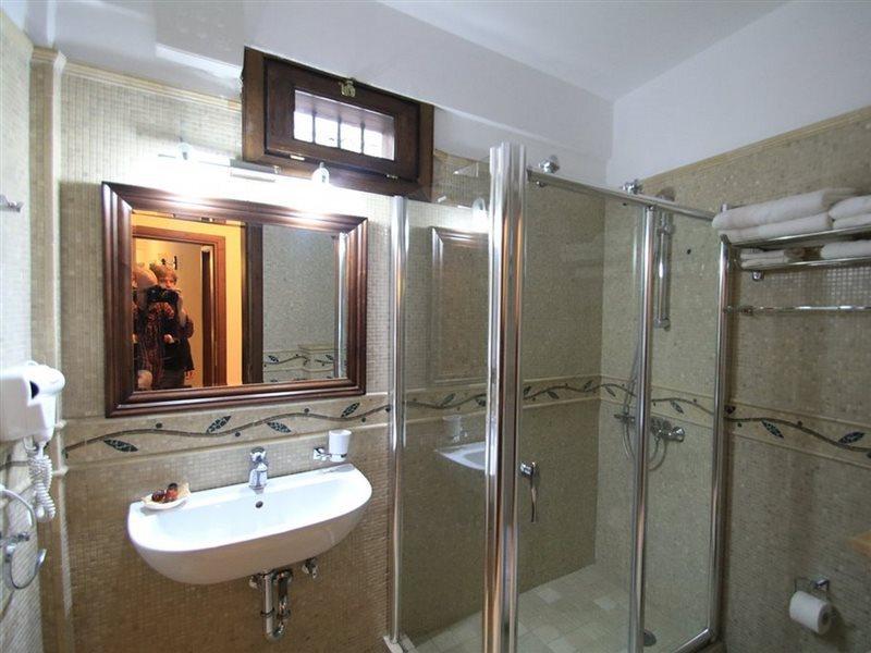 Boutique Hotel Muzaka Berat Bagian luar foto